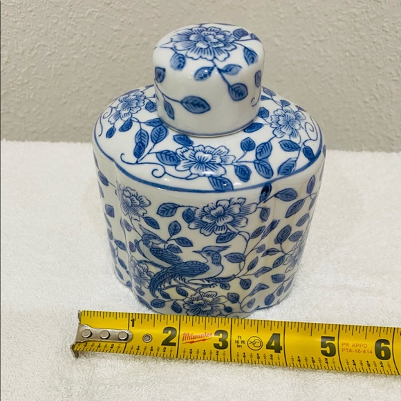 VINTAGE ANDREA BY SADEK BLUE/WHITE BIRD/FLORAL SMALL VASE W/ LID MADE IN CHINA - Picture 10 of 12